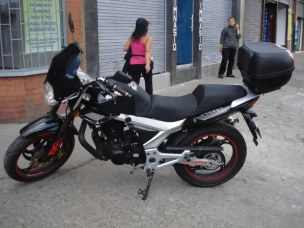 2010 UM Xtreet 200